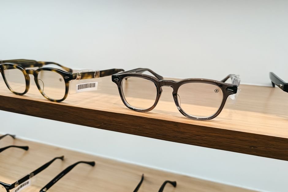 Lunettes de vue exposées sur une étagère en bois