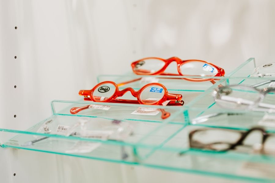 Sélection de montures optiques en boutique Clairevue