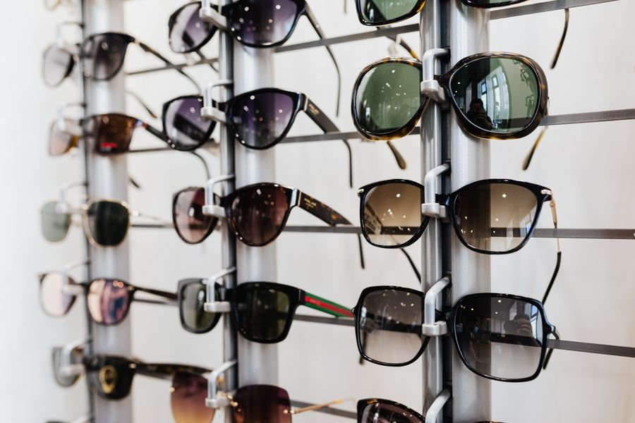 Présentoir de lunettes de soleil chez Clairevue
