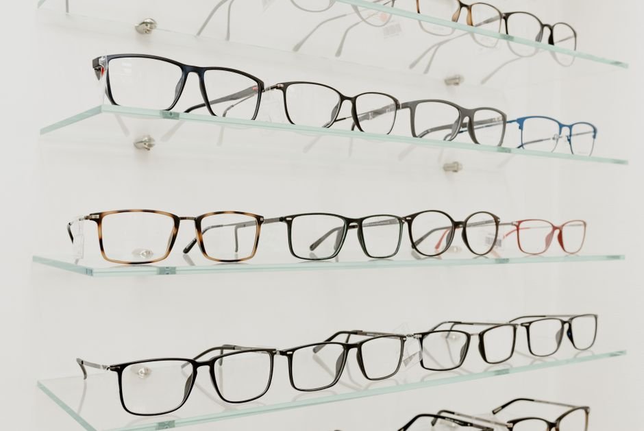 Étagères de montures optiques variées en boutique