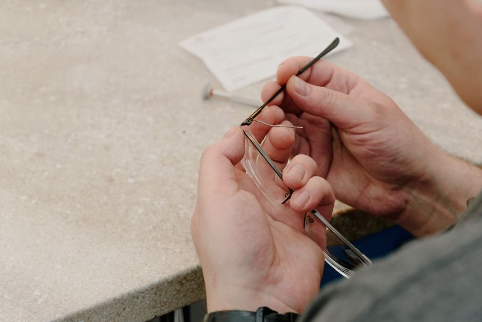 Réparation et ajustage d'une paire de lunettes à l'atelier